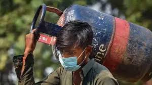 LPG सिलेंडर का बढ़ा दाम,लोगों को आज महंगाई ने दिया झटका