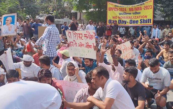 पीसीएस प्री 2024 और RO/ARO परीक्षा को लेकर सड़कों पर उतरे छात्र,प्रयागराज में अभ्यर्थियों ने जमकर किया विरोध प्रदर्शन