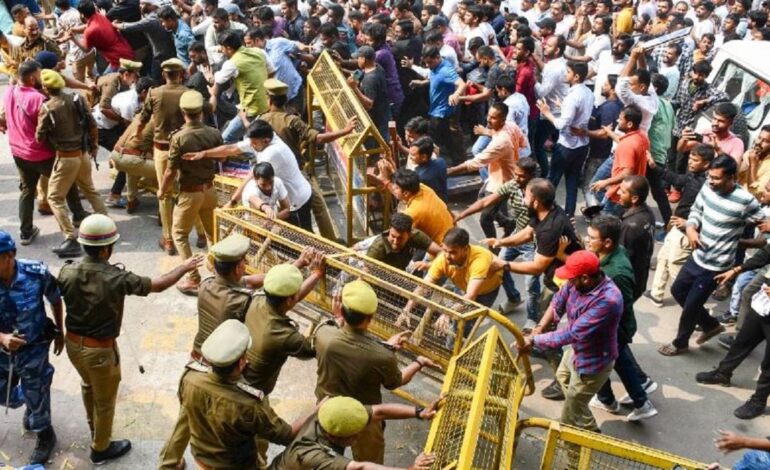 छात्रों ने बढ़ाई योगी सरकार की मुश्किलें!प्रयागराज में अभ्यर्थियों के द्वारा आज जमकर किया जा रहा है प्रदर्शन