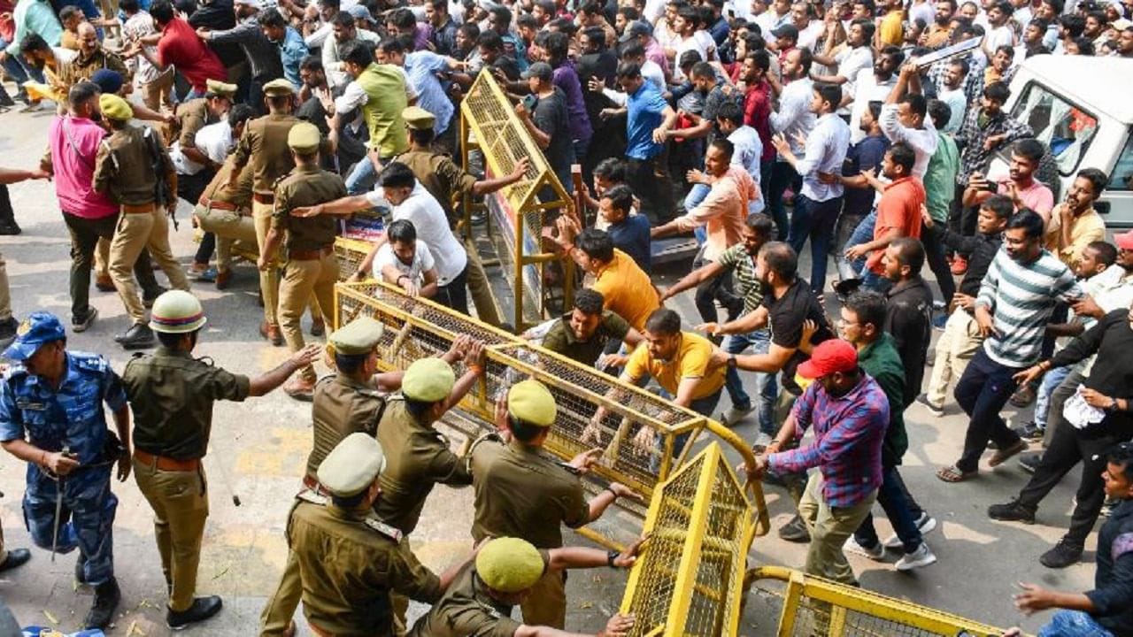 छात्रों ने बढ़ाई योगी सरकार की मुश्किलें!प्रयागराज में अभ्यर्थियों के द्वारा आज जमकर किया जा रहा है प्रदर्शन