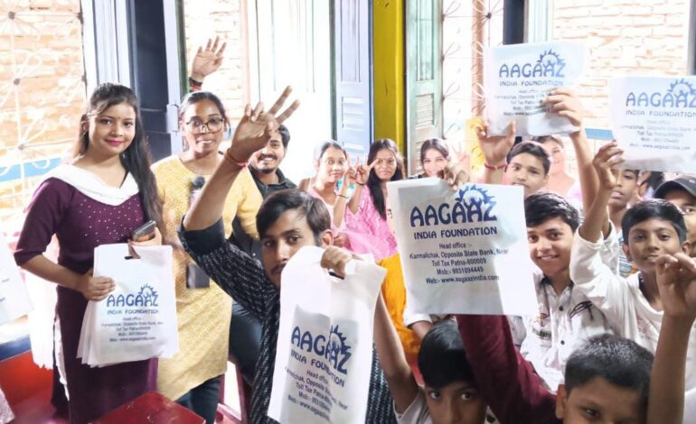 आगाज इंडिया फाउंडेशन ने आज सैकड़ों छात्रों के बीच पढ़ने से संबंधित सामग्रियों का किया वितरण