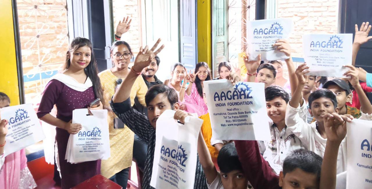 आगाज इंडिया फाउंडेशन ने आज सैकड़ों छात्रों के बीच पढ़ने से संबंधित सामग्रियों का किया वितरण