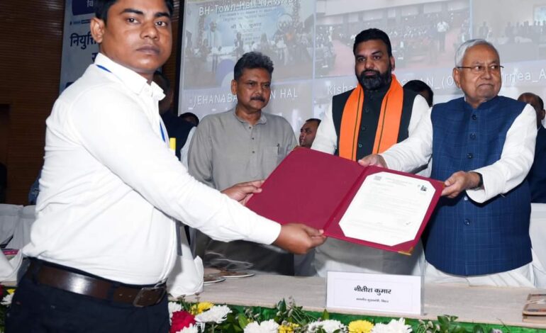 जहां हैं वहीं रहेंगे नियोजित शिक्षक,विशिष्ट शिक्षकों को नियुक्ति पत्र सौंपने के बाद बोले सीएम नीतीश