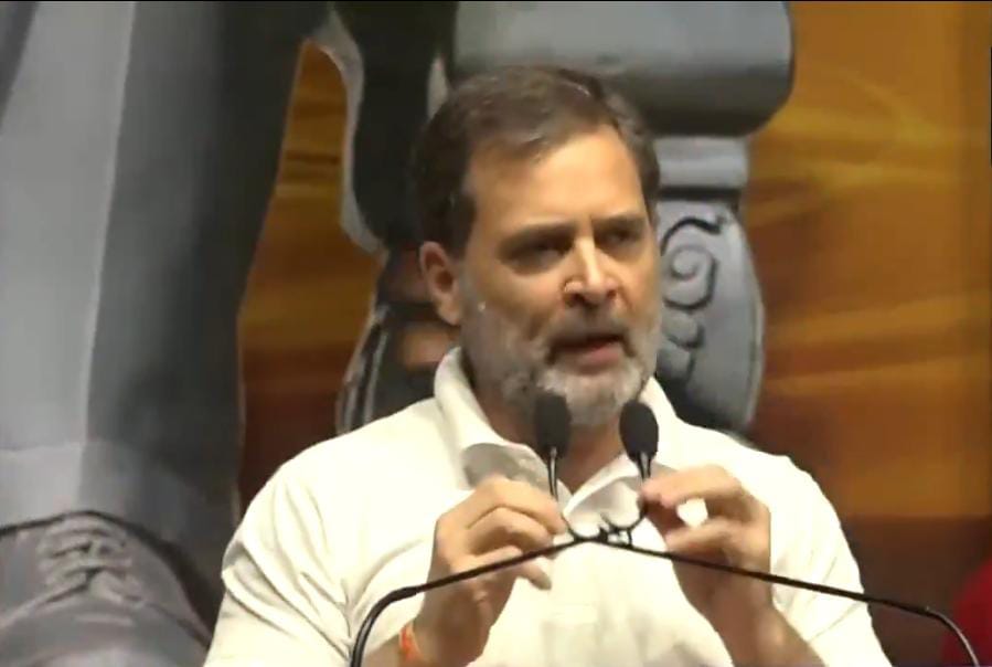 चाहे कितने भी माइक बंद कर लो मैं बोलता रहूंगा,संविधान दिवस के मौके पर बोले राहुल गांधी
