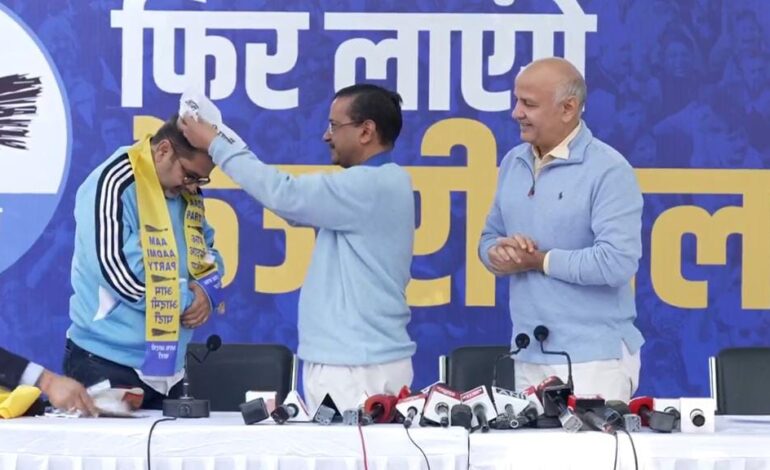 शिक्षक से अब नेता बन गए अवध ओझा,केजरीवाल की उपस्थिति में आज आम आदमी पार्टी की ली सदस्यता