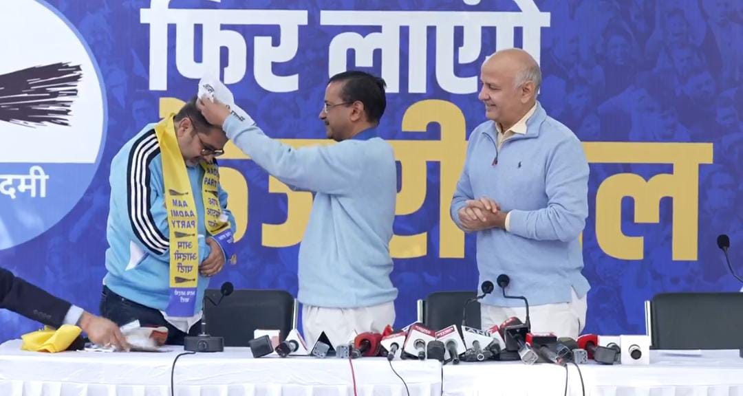 शिक्षक से अब नेता बन गए अवध ओझा,केजरीवाल की उपस्थिति में आज आम आदमी पार्टी की ली सदस्यता