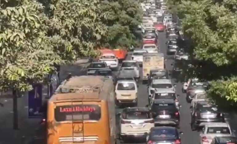 नोएडा-ग्रेटर नोएडा एक्सप्रेसवे पर वाहनों की लगी लंबी-लंबी कतारें,किसानों के ‘दिल्ली चलो’ मार्च की वजह से लगी है लंबी लाइनें