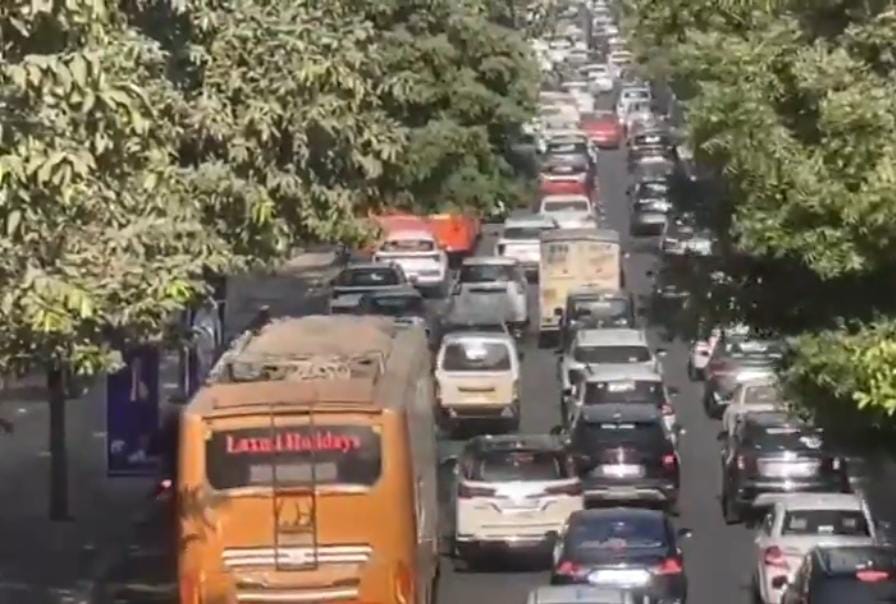 नोएडा-ग्रेटर नोएडा एक्सप्रेसवे पर वाहनों की लगी लंबी-लंबी कतारें,किसानों के ‘दिल्ली चलो’ मार्च की वजह से लगी है लंबी लाइनें