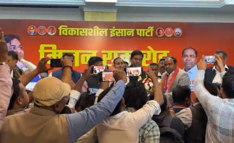 संजीव मिश्रा ने आज थामा मुकेश सहनी की पार्टी का दामन,लड़ चुके हैं 2020 का विधानसभा चुनाव