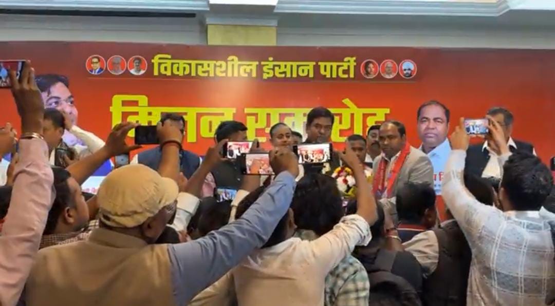 संजीव मिश्रा ने आज थामा मुकेश सहनी की पार्टी का दामन,लड़ चुके हैं 2020 का विधानसभा चुनाव