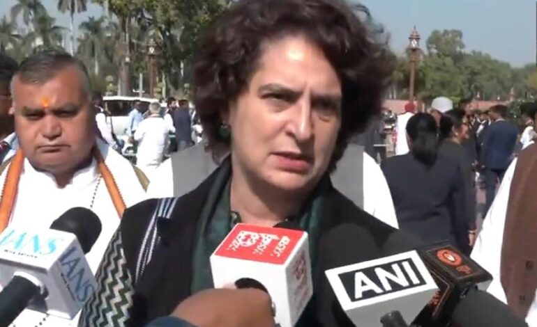 मोदी-अडाणी भाई-भाई लिखा हुआ बैग लेकर पहुंचीं प्रियंका गांधी,बोली-हम संसद में अडाणी का मुद्दा क्यों नहीं उठाएं?