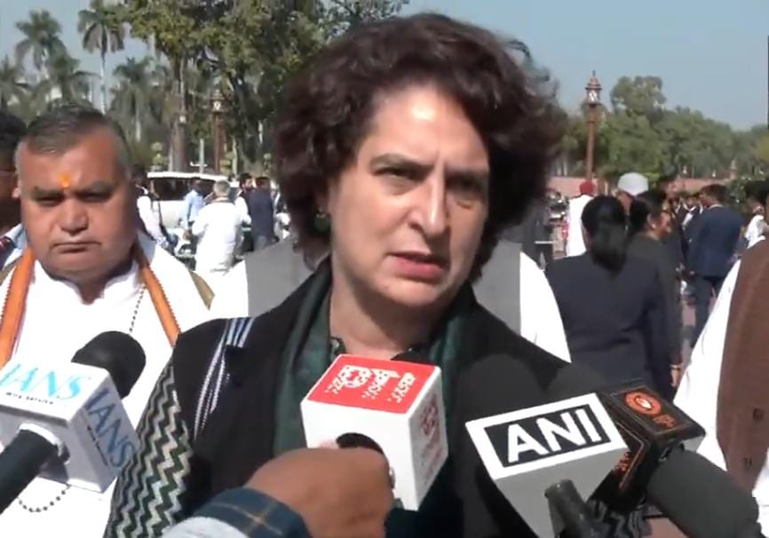 मोदी-अडाणी भाई-भाई लिखा हुआ बैग लेकर पहुंचीं प्रियंका गांधी,बोली-हम संसद में अडाणी का मुद्दा क्यों नहीं उठाएं?