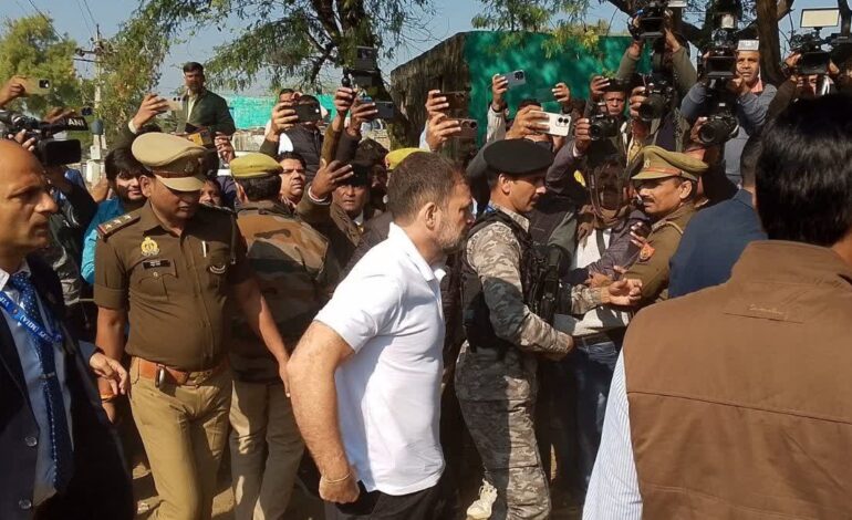 पीड़ित दलित युवती के परिवार से मिले राहुल गांधी,परिजनों ने सुनाई अपनी आपबीती
