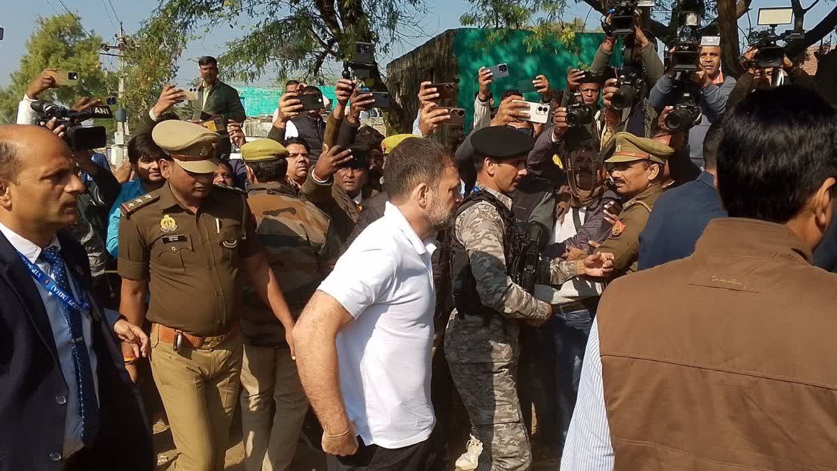 पीड़ित दलित युवती के परिवार से मिले राहुल गांधी,परिजनों ने सुनाई अपनी आपबीती