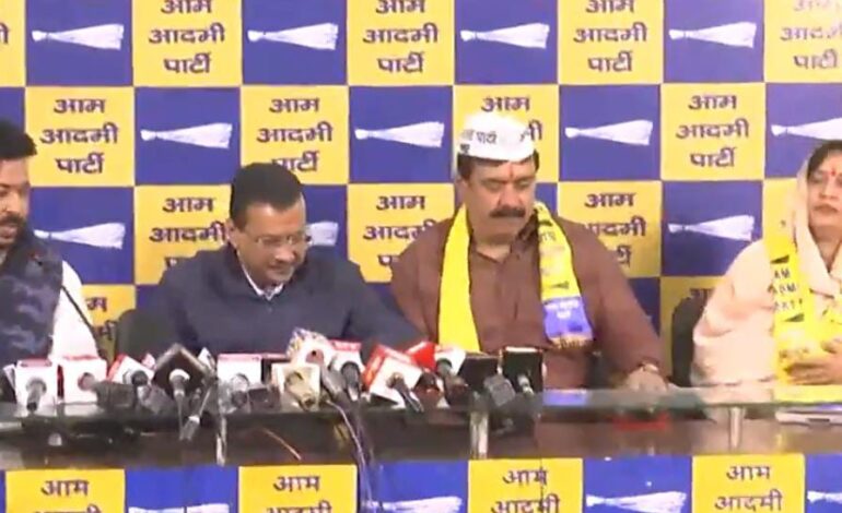 कुसुम लता और उनके पति रमेश पहलवान को केजरीवाल ने दिलाई पार्टी की सदस्यता,बीजेपी को आज लगा झटका!