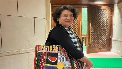 फिलिस्तीन लिखा हुआ बैग के साथ संसद पहुंचीं प्रियंका गांधी,बैग के जरिए फिलिस्तीन के समर्थन में आईं नजर