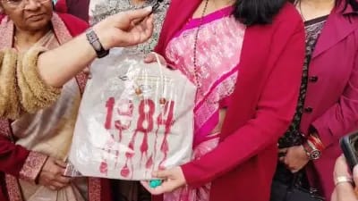 प्रियंका गांधी को 1984 लिखा हुआ गिफ्ट में मिला बैग,बीजेपी सांसद अपराजिता सारंगी ने गिफ्ट देने को लेकर कह दी बड़ी बात