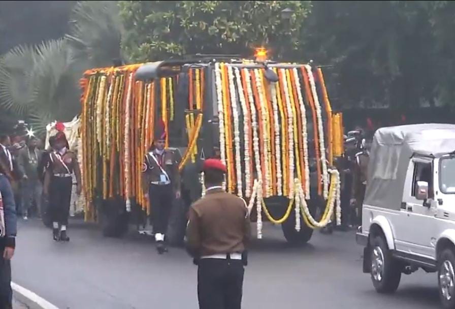 कांग्रेस मुख्यालय से निगम बोध घाट के लिए रवाना हुई मनमोहन सिंह की शरीर,अब अंतिम नमन