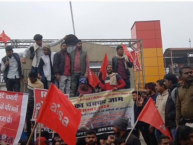 BPSC परीक्षा में कथित अनियमितता के खिलाफ दिखा बिहार बंद का असर,कई जगहों पर रोकी गई ट्रेनें
