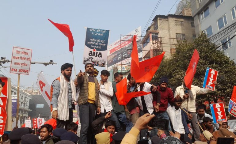 बैरिकेडिंग तोड़ते हुए मुख्यमंत्री आवास की तरफ बढ़े छात्र,माले विधायक अजीत कुशवाहा के साथ कई विधायक भी उतरे सड़कों पर