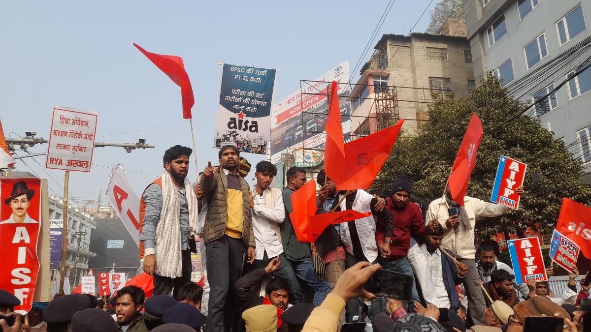 बैरिकेडिंग तोड़ते हुए मुख्यमंत्री आवास की तरफ बढ़े छात्र,माले विधायक अजीत कुशवाहा के साथ कई विधायक भी उतरे सड़कों पर