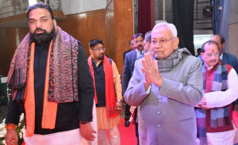 नीतीश कुमार के 10 सांसदों को तोड़ने में जुटी है बीजेपी!संजय राउत के बयान से बढ़ी राजनीतिक गरमी
