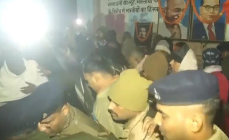 धरना स्थल से जबरदस्ती AIIMS ले गई पुलिस,जमकर हो रहा है हंगामा
