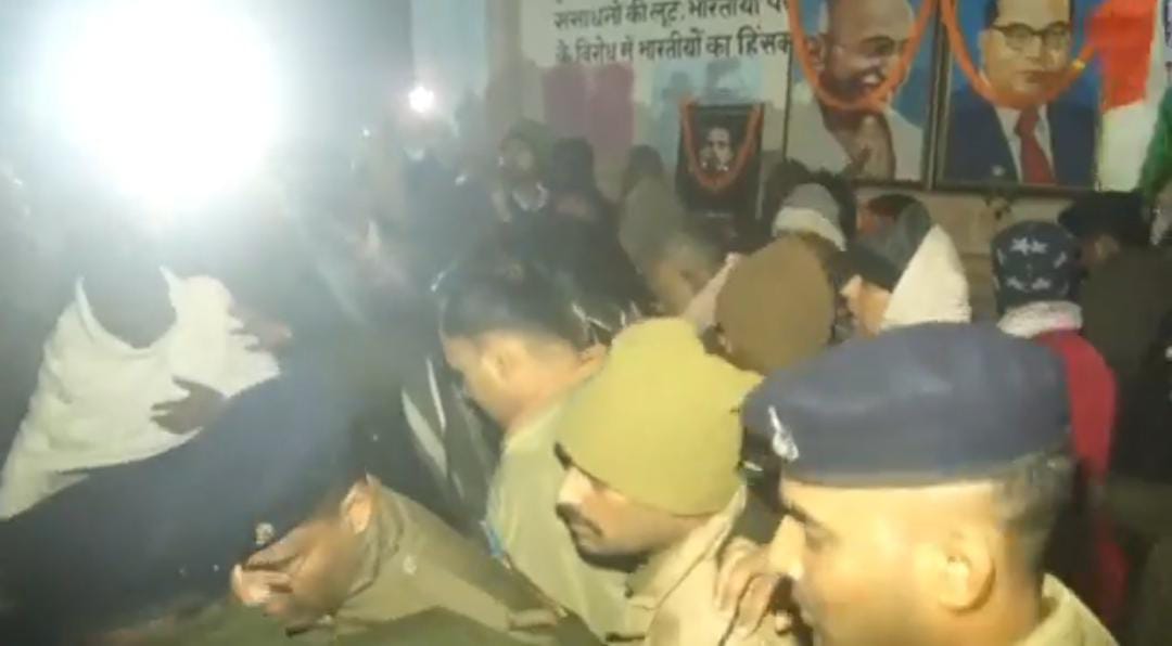 धरना स्थल से जबरदस्ती AIIMS ले गई पुलिस,जमकर हो रहा है हंगामा