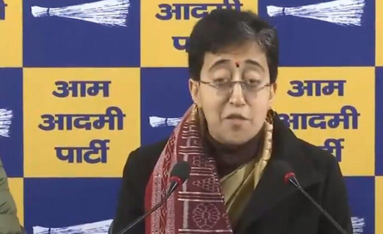भाजपा नेता के विवादित बयान पर रो पड़ी सीएम आतिशी,बोली-मेरे पिता को ऐसा कहकर उन्हें..