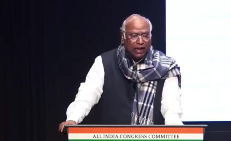 मोहन भागवत के बयान पर भड़के मल्लिकार्जुन खरगे,ऐसे ही बोलते रहे तो देश में उनका घूमना-फिरना मुश्किल हो जाएगा