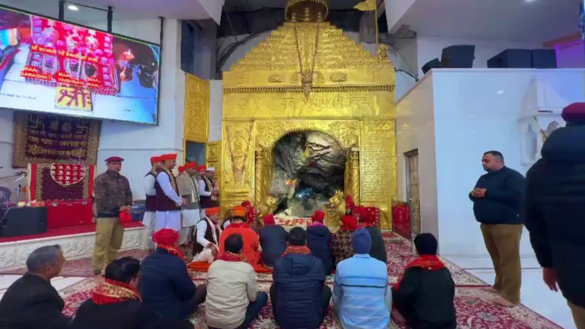 वैष्णो देवी मंदिर में जाने वाले भक्त अब पवित्र गुफा में कर सकेंगे प्रवेश,खोले गए सोने से सजी पूजनीय और प्राचीन गुफा के द्वार