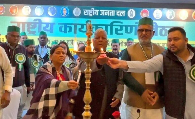 विधानसभा चुनाव समेत कई मुद्दों पर राजद की बैठक में चल रही है चर्चा,लालू प्रसाद के साथ राबड़ी देवी भी हैं मौजूद