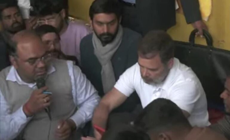 राहुल गांधी ने चुपचाप सुनी BPSC अभ्यर्थियों की मांग,पटना आते हीं सीधे पहुंच गए धरना स्थल पर