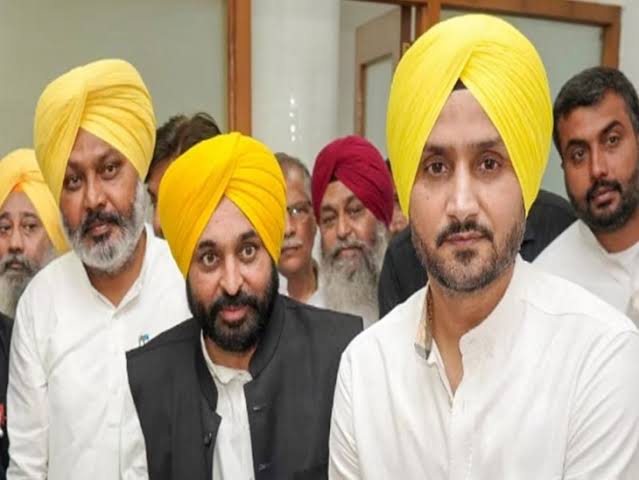 दिल्ली चुनाव में केजरीवाल के लिए बैटिंग करेंगे हरभजन सिंह,आप के स्टार प्रचारकों में इन नेताओं को मिली जगह