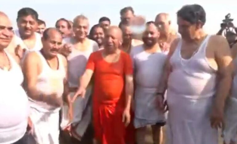 सीएम योगी ने संगम में मंत्रियों के साथ लगाई डुबकी,खूब मस्ती करते हुए दिखे मुख्यमंत्री