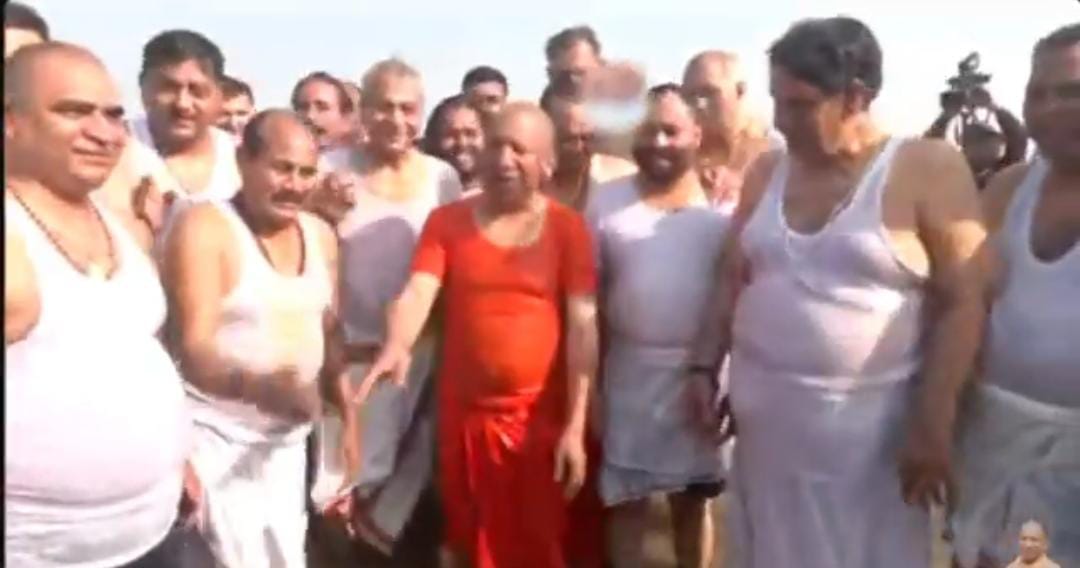 सीएम योगी ने संगम में मंत्रियों के साथ लगाई डुबकी,खूब मस्ती करते हुए दिखे मुख्यमंत्री