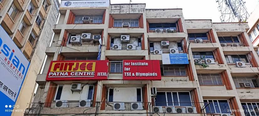 नोएडा से लेकर पटना तक FIITJEE कोचिंग संस्थान ने छात्रों के साथ किया धोखा,दो साल की फीस एडवांस में लेकर हुआ रवाना