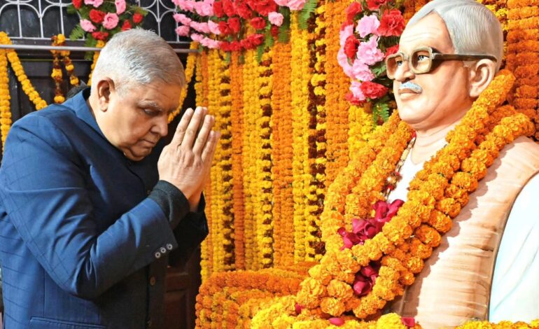 कर्पूरी ठाकुर के जयंती पर बिहार पहुंचे उपराष्ट्रपति,बोले-सामाजिक न्याय के मसीहा थे वह