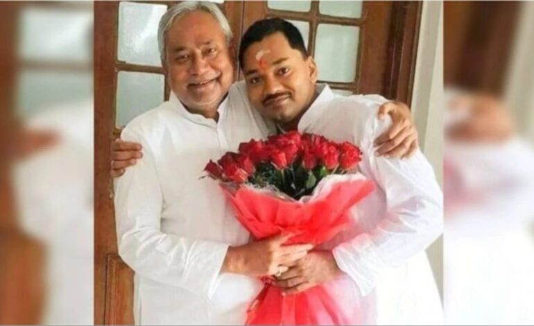 होली बाद राजनीतिक रंग में रंग जाएंगे नीतीश के पुत्र,पार्टी में जल्द हीं होंगे शामिल