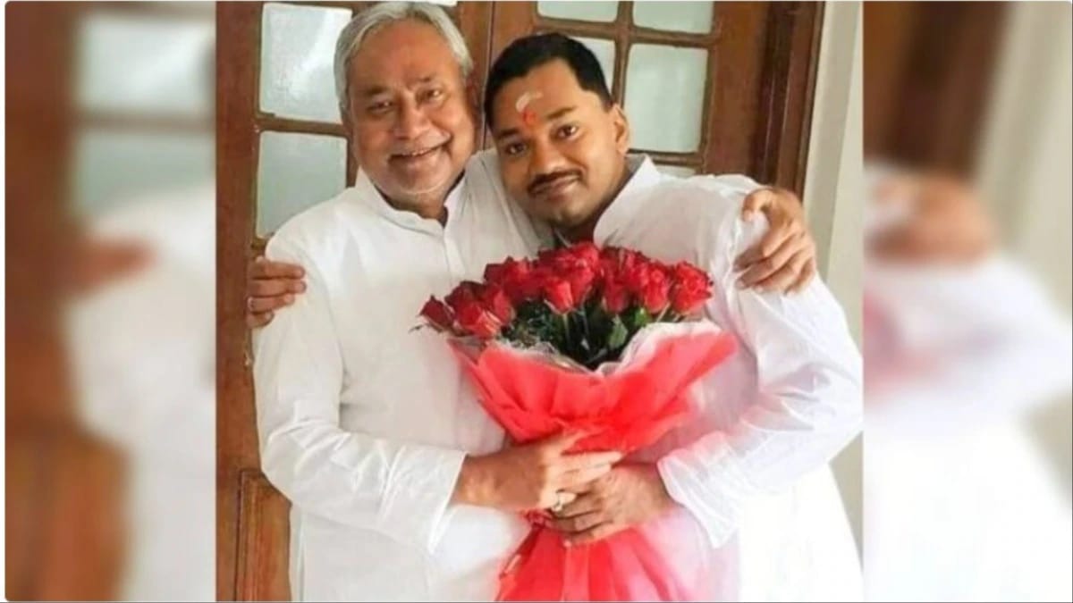 होली बाद राजनीतिक रंग में रंग जाएंगे नीतीश के पुत्र,पार्टी में जल्द हीं होंगे शामिल