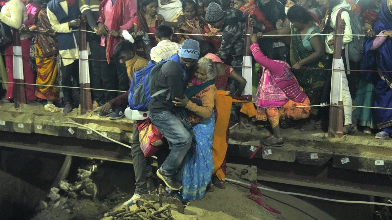महाकुंभ में बैरियर टूटने से मची भगदड़ को लेकर पीएम मोदी लगातार ले रहे हैं अपडेट,सीएम योगी से कर रहे हैं बातचीत
