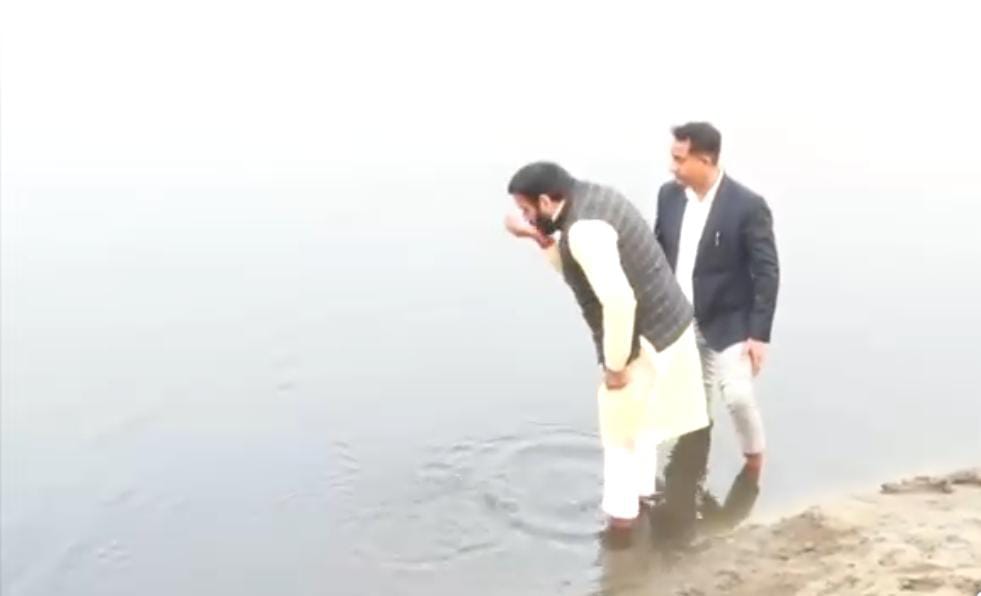 केजरीवाल के आरोप के बाद मुख्यमंत्री सैनी ने पिया यमुना का पानी,बोले-पानी की जांच में नहीं पाया गया कोई जहर