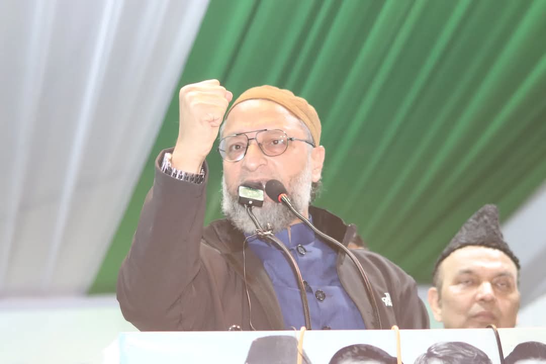 केजरीवाल और मनीष सिसोदिया पर ओवैसी ने बोला हमला,कहा-ये लोग वहां ऐसे जाते हैं जैसे ससुराल गए हों..