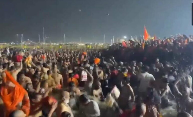 लाखों लोगों ने अभी तक किया अमृत स्नान,अखाड़े ने त्रिवेणी में किया पवित्र स्नान