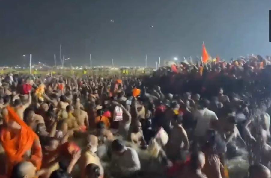 लाखों लोगों ने अभी तक किया अमृत स्नान,अखाड़े ने त्रिवेणी में किया पवित्र स्नान