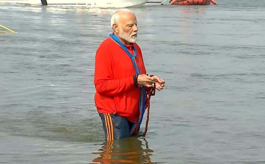 त्रिवेणी संगम में पीएम मोदी ने किया स्नान,सीएम योगी समेत कई मंत्री रहे मौजूद