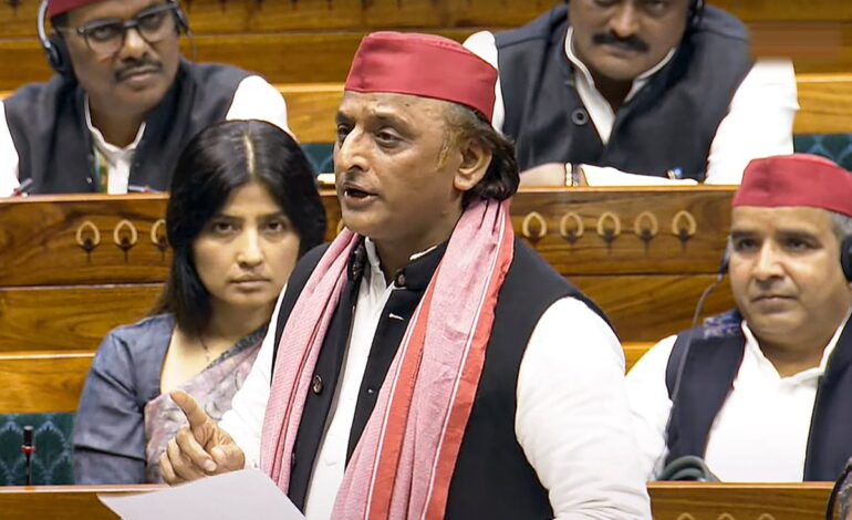 चुनाव आयोग को हमें सफ़ेद कपड़ा भेंट करना होगा,अखिलेश यादव ने दिया विवादित बयान