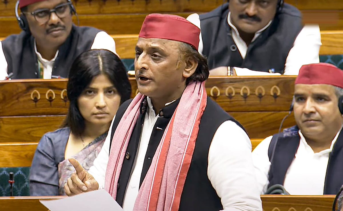 चुनाव आयोग को हमें सफ़ेद कपड़ा भेंट करना होगा,अखिलेश यादव ने दिया विवादित बयान