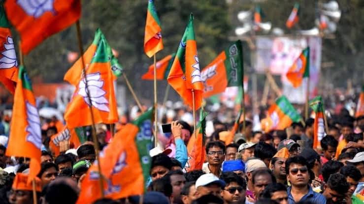 बहुमत के आंकड़े को पार कर गई बीजेपी,आप को लगा तगड़ा झटका