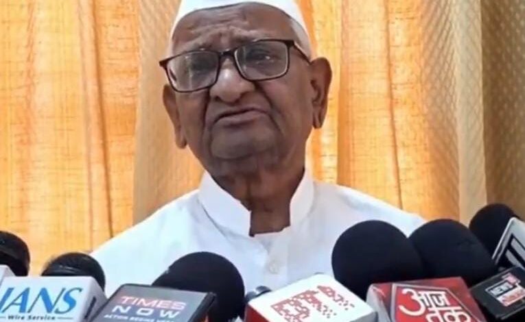 दिल्ली में हार के बाद केजरीवाल पर भड़के उनके गुरु अन्ना हजारे,राजनेता के जीवन में त्याग होना जरूरी है